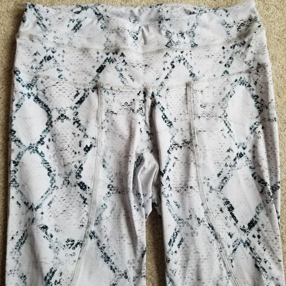 Varley | Pacific Sport Leggings in Python Print - Picture 7 of 9